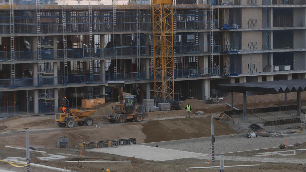 Obras de construcción de viviendas en Zaragoza.