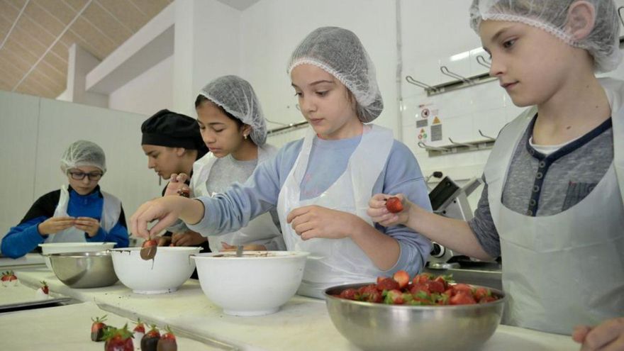Alumnos de Oleiros en un taller de alimentación. | Casteleiro/R.A.