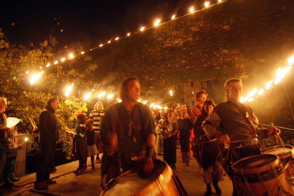 Les lluminàries porten el foc i la música medieval a les Pedreres