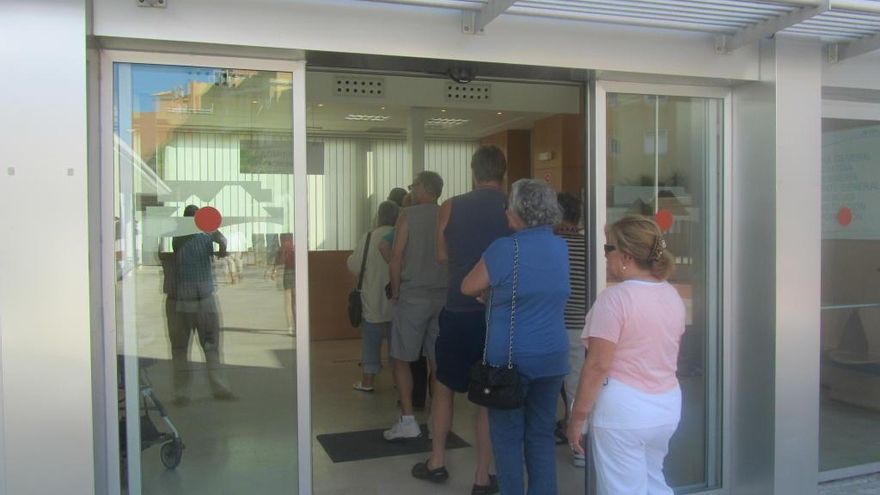 Cola de usuarios en el único centro de salud que hay en la costa de Orihuela, en una imagen de archivo.