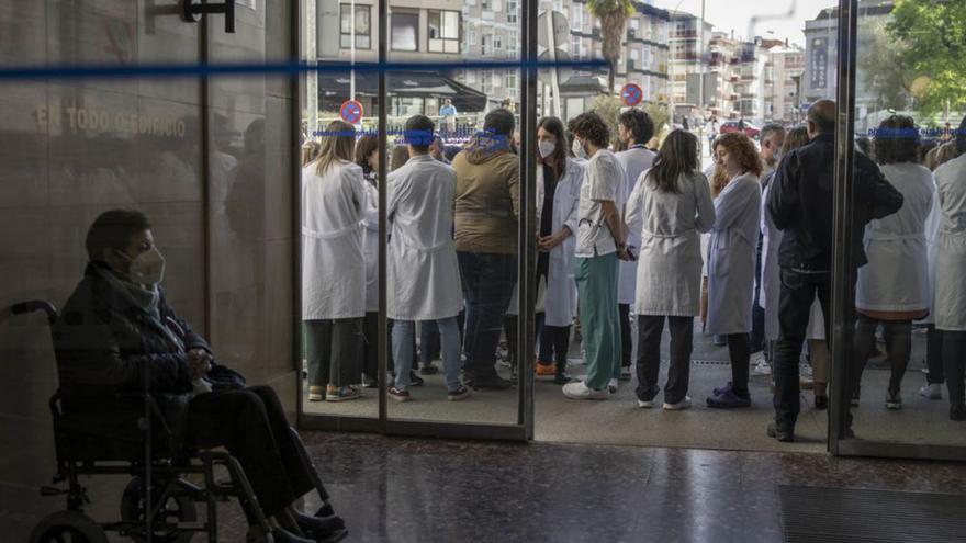 Manifestación de los médicos ayer en el CHUO.   | // BRAIS LORENZO