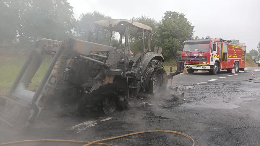 Tractor calcinado en Graba