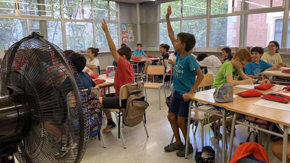 Un ventilador en una aula en plena onada de calor a principis d’aquest curs.