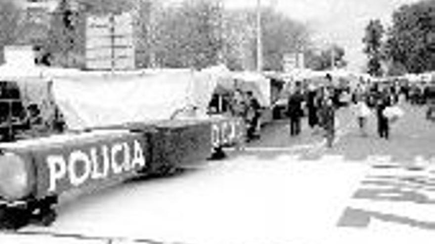 La venta ilegal de fruta aflora en la calle y en el mercadillo