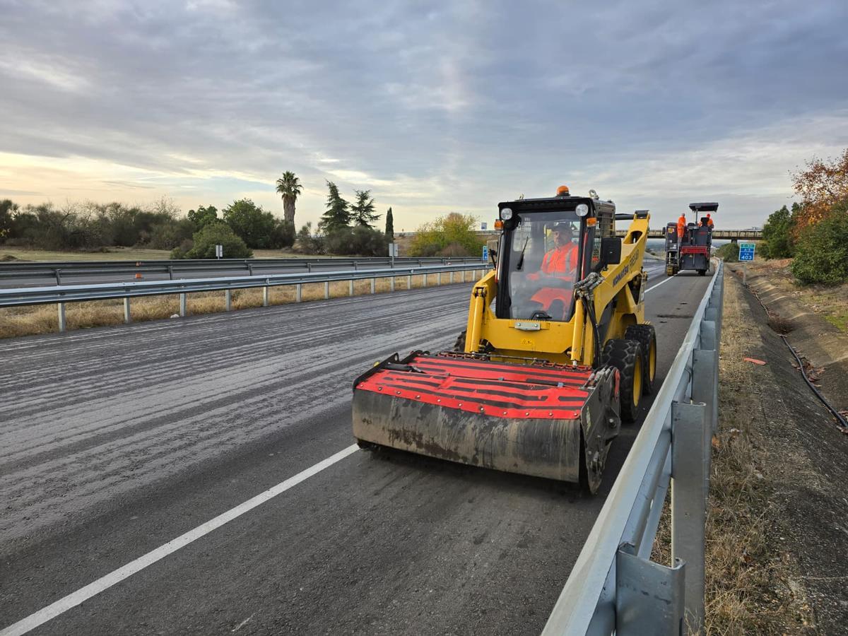Un operario trabaja en la autovía A-5 dirección Lisboa (Badajoz).