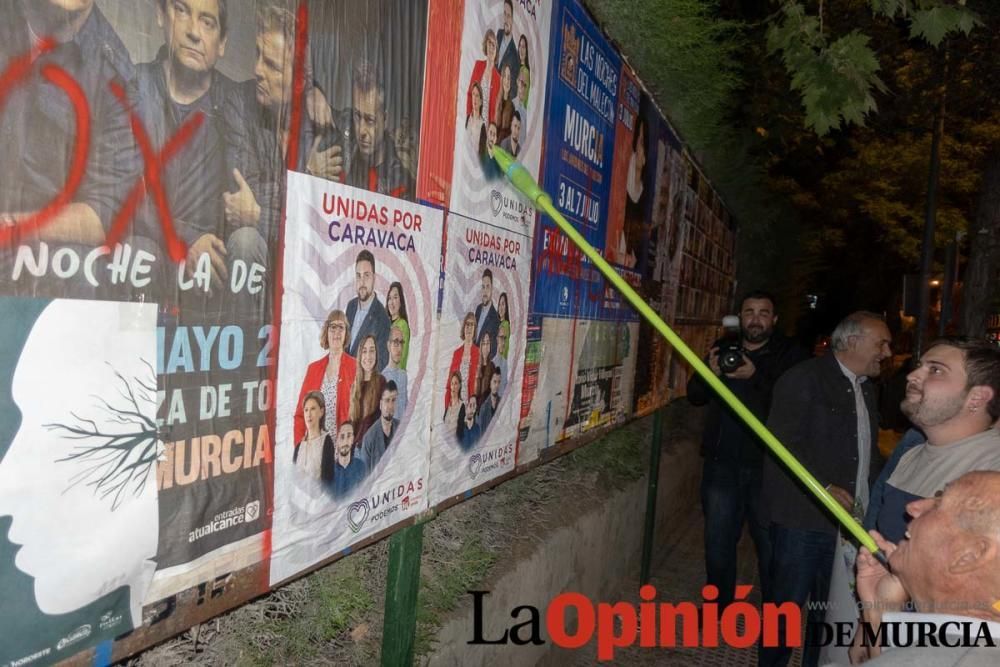 Pegada de carteles en Caravaca