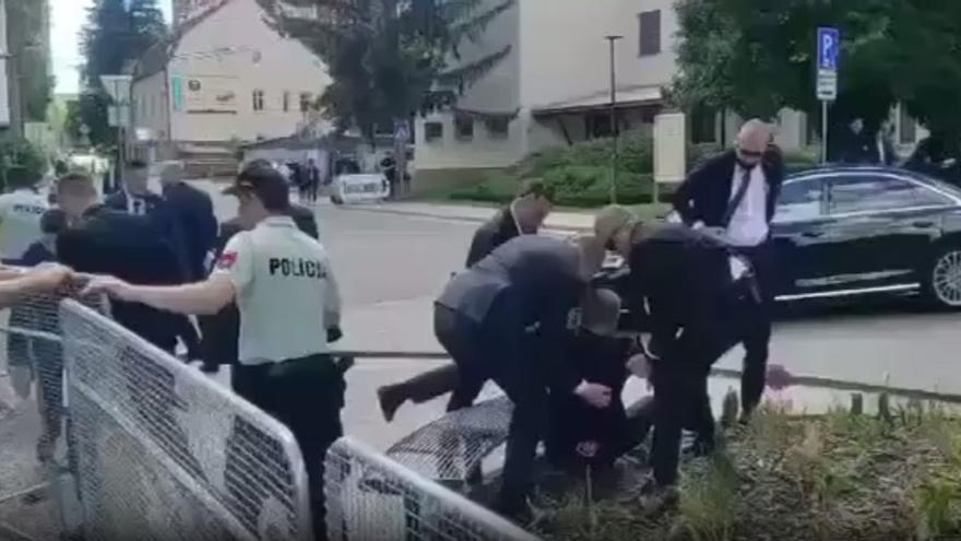 El primer ministro de Eslovaquia, Robert Fico, herido grave tras haber sido tiroteado