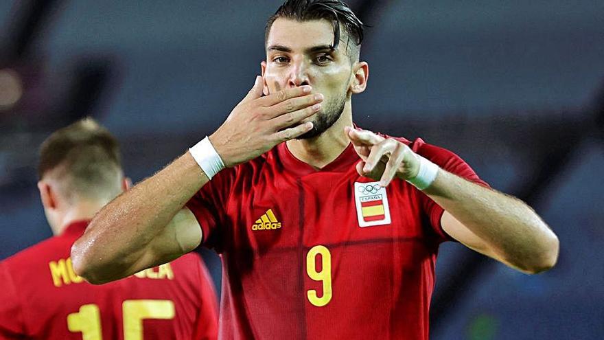 Rafa Mir celebra un gol con la selección en los Juegos. | RFEF/GONZALO ARROYO