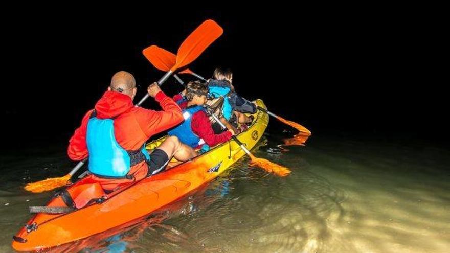 Un dels diversos caiacs, amb una família a bord, s&#039;endinsa al pantà de la Baells, des del Molí del Cavaller, a la recerca d&#039;estels i llàgrimes