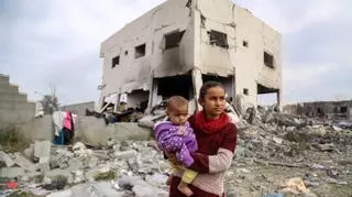 Palestinos buscan entre los escombros de la casa de la familia Tabatibi, tras un bombardeo israelí en Gaza