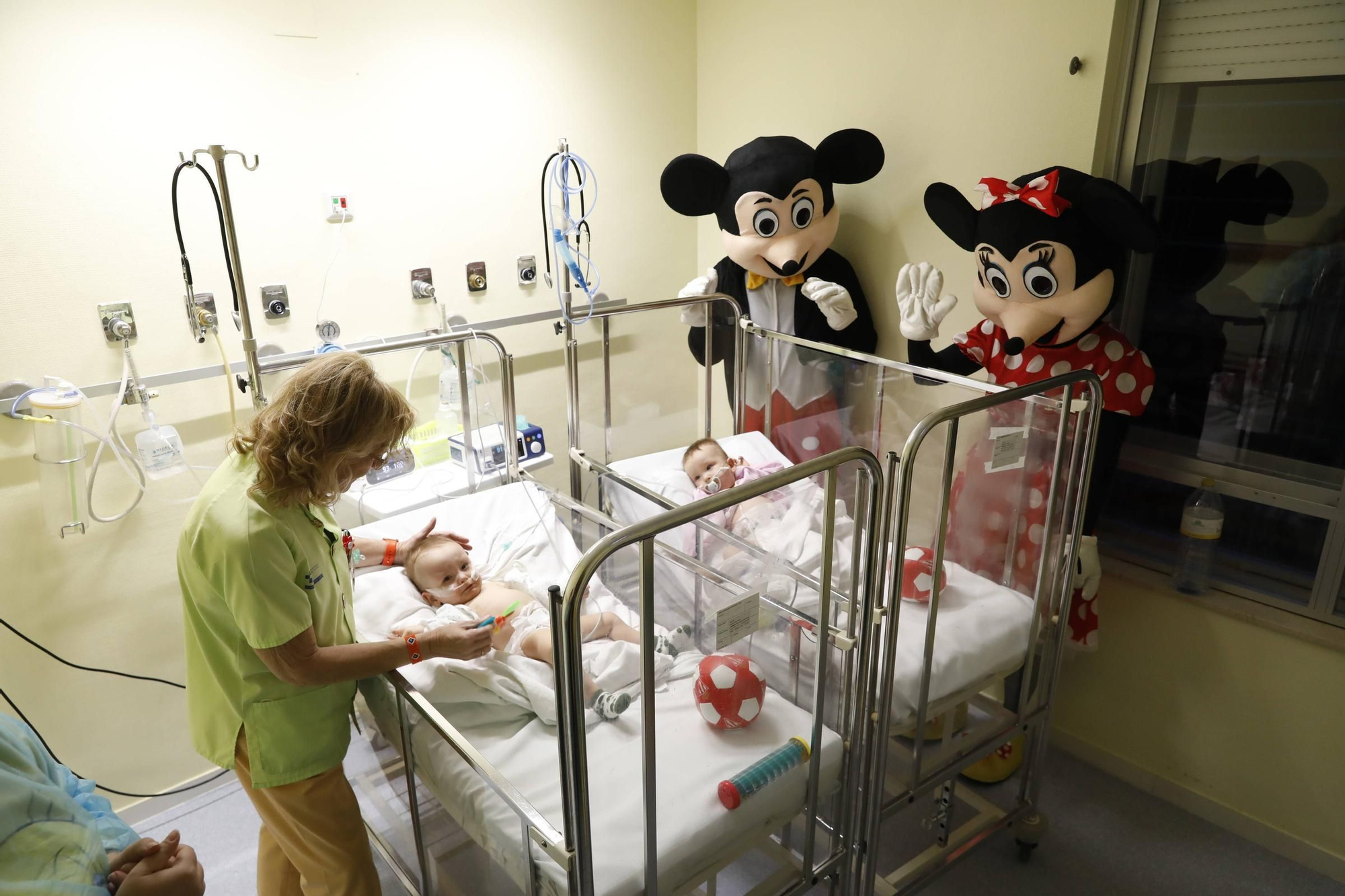 Así fue la visita de Mickey y Minnie Mouse al Hospital de Cabueñes (en imágenes)