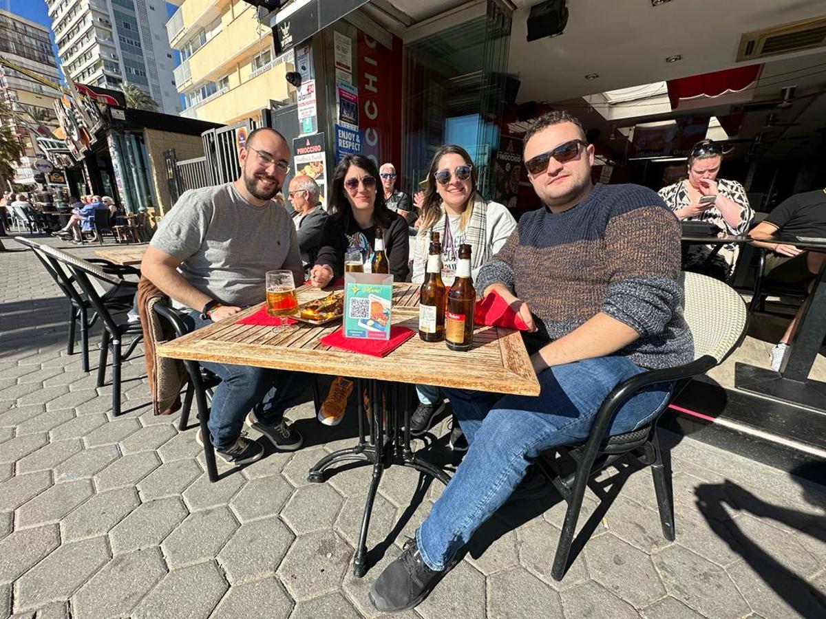 Un grupo de &quot;eurofans&quot; probando las tapas del Benidorm Fest.