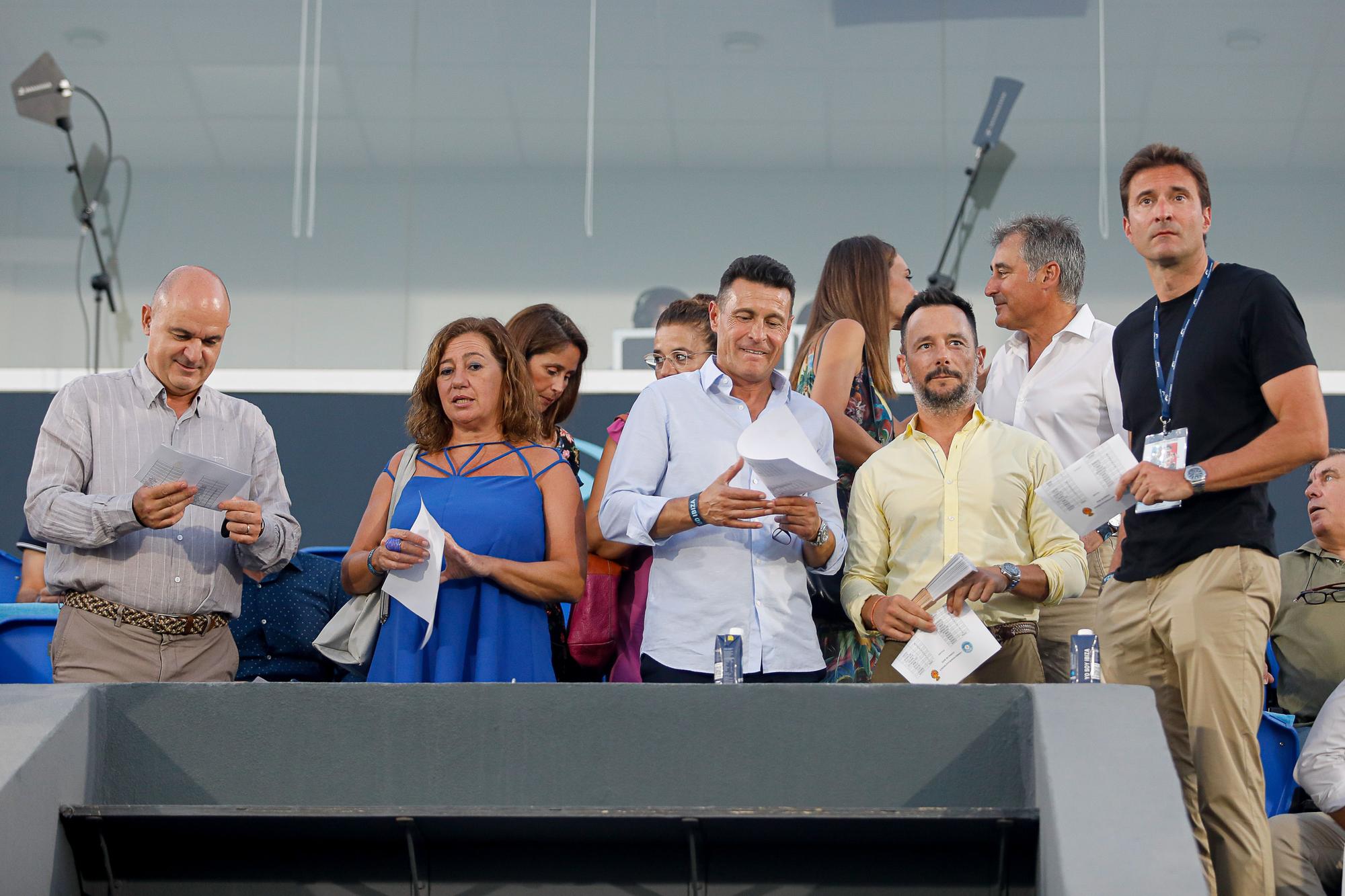 Palco lleno y gradas vacías en el partido entre la UD Ibiza y el RCD Mallorca.