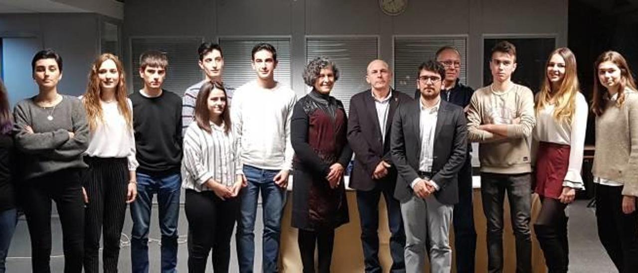 Los estudiantes premiados con la beca de excelencia académica en el acto de entrega de las becas.