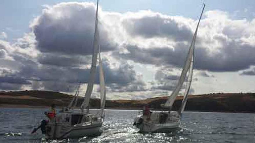 Las embarcaciones en el embalse.