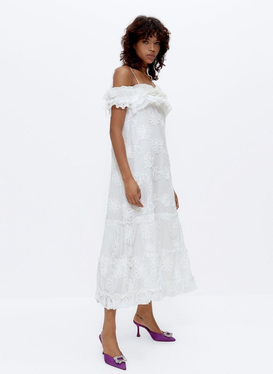 Vestido blanco de algodón con cinta bordada con motivos florales, de Uterqüe