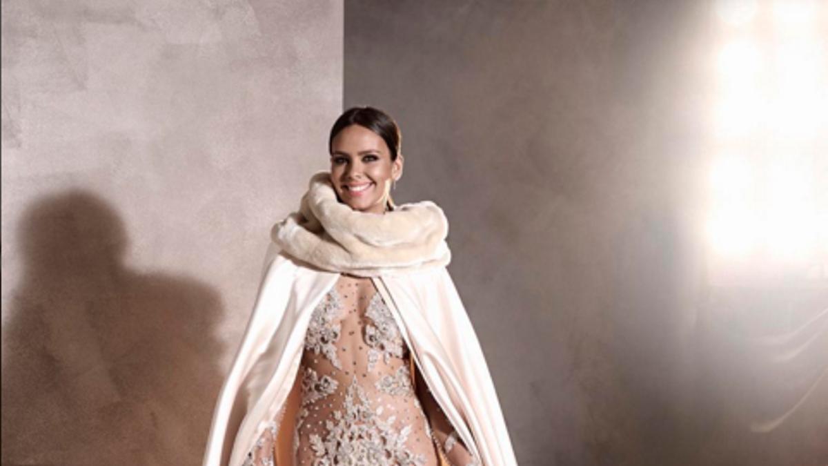Cristina Pedroche con vestido y capa de Pronovias para Nochevieja 2015