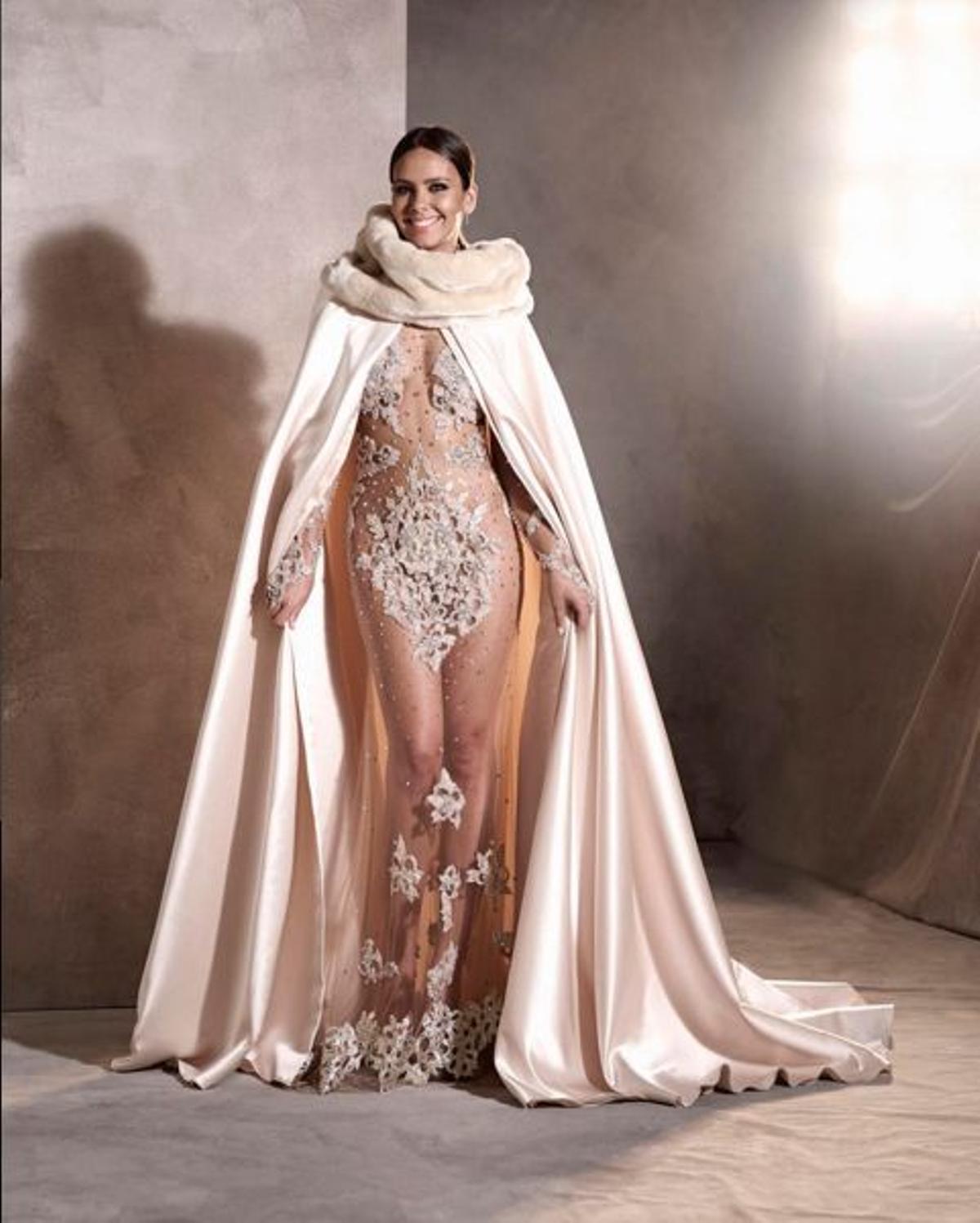 Cristina Pedroche con vestido y capa de Pronovias para Nochevieja 2015