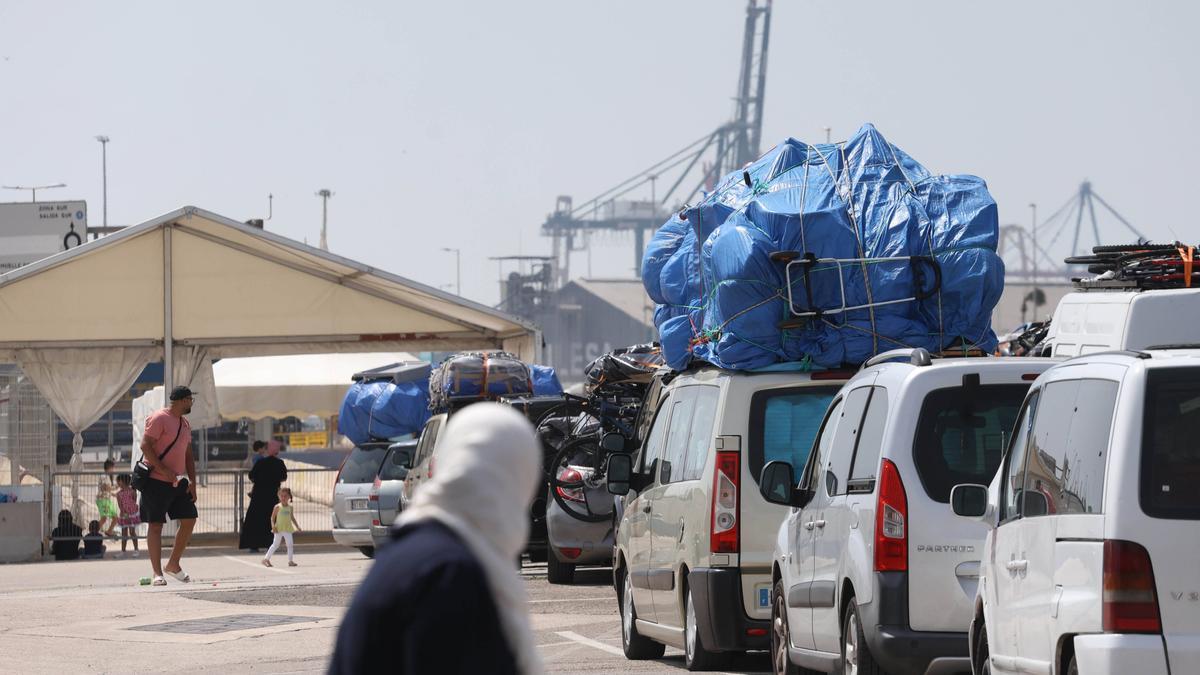 Imagen del comienzo de la Operación Paso del Estrecho en el puerto de València.