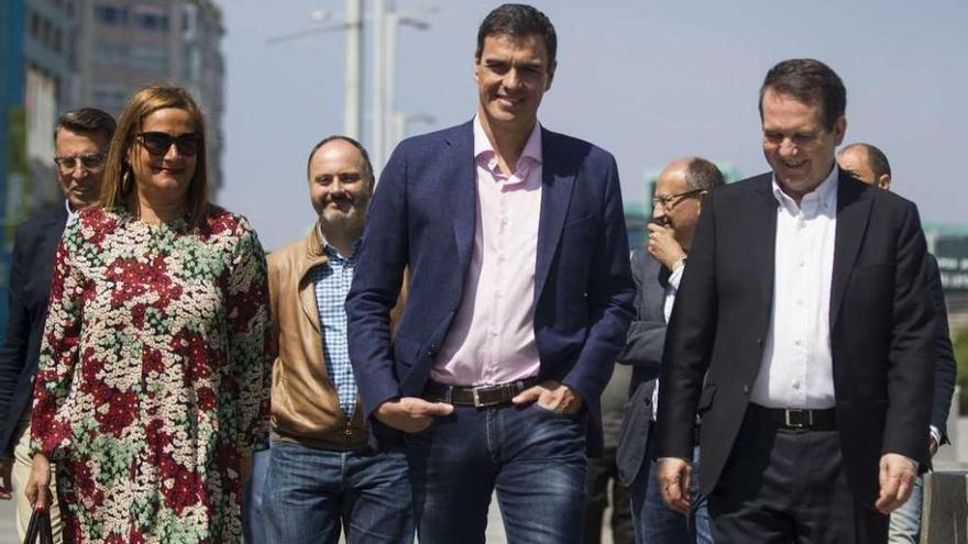 Pedro Sánchez, en el centro, flanqueado por Caballero, a su izquierda, y Silva, ayer en Vigo. // R. Grobas