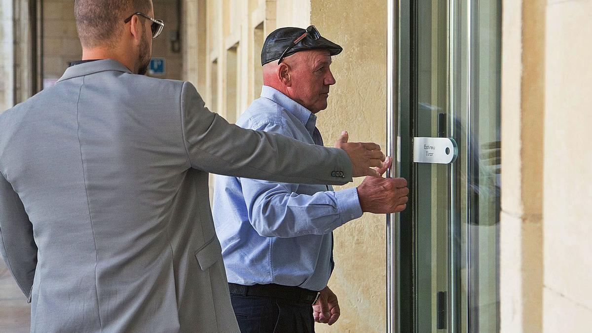 Brian Colin Charrington entrando en la Audiencia con su hijo cuando se celebró el juicio en 2018. | ALEX DOMÍNGUEZ