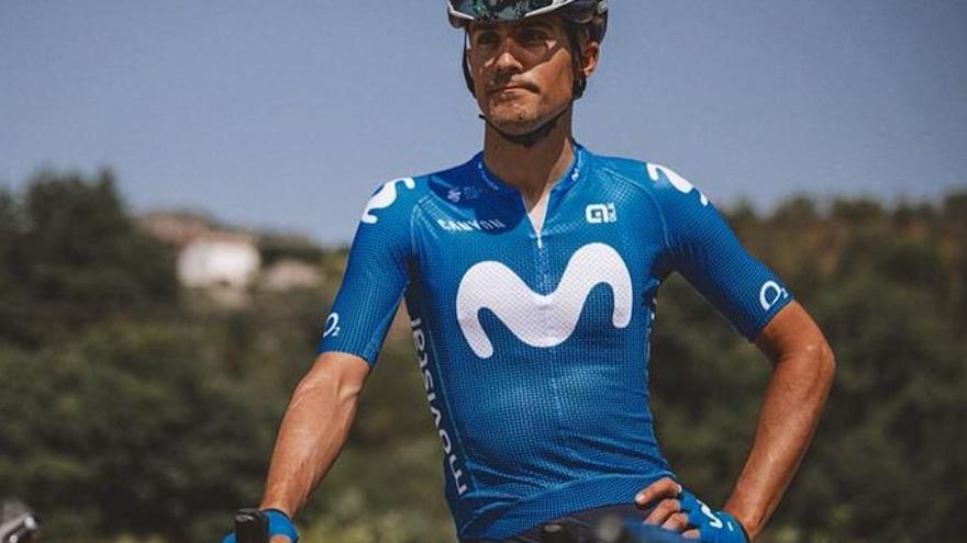 Samitier posa con el maillot del Movistar.