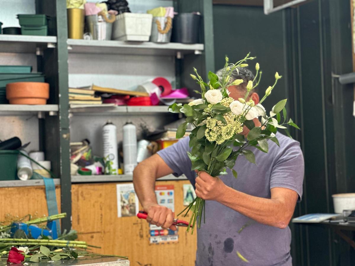 Francisco Gómez preparando un ramo de flores.