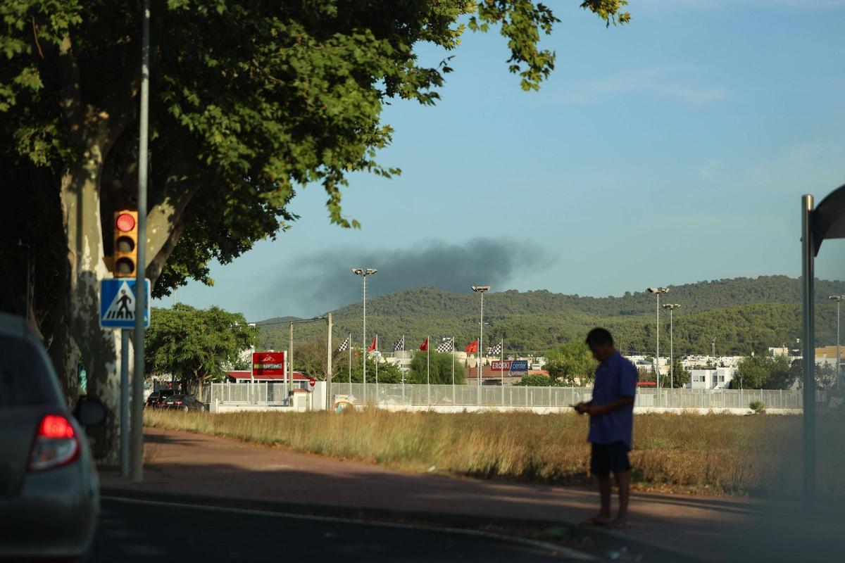 Galería: alarma por un incendio en la Fundació Deixalles de Ibiza Galería: alarma por un incendio en la Fundació Deixalles de Ibiza