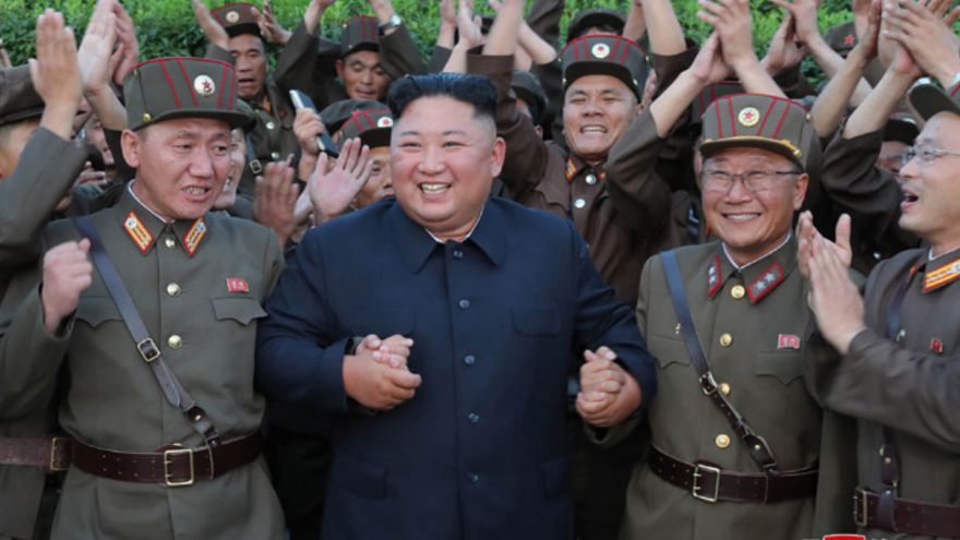 Archivo - El líder de Corea del Norte, Kim Jong Un, junto a militares del Ejército del país