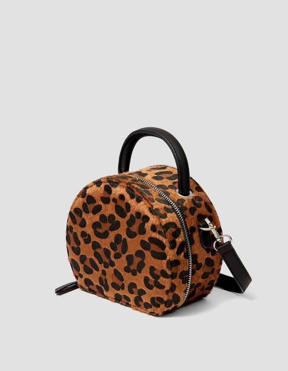 Bandolera caja leopardo de Stradivarius. (Precio: 15, 99 euros)