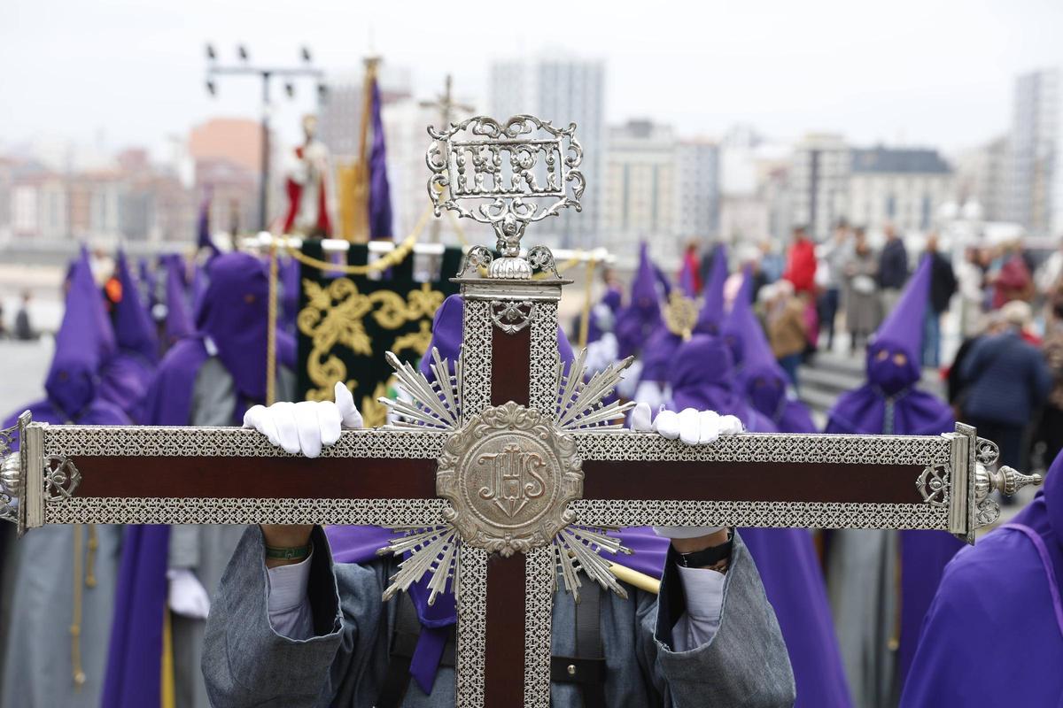 La procesión del Encuentro de Resurrección en Gijón, en imágenes