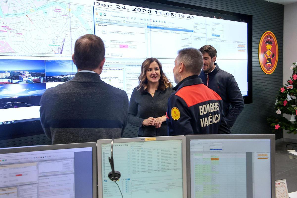 Durante la visita a Bomberos