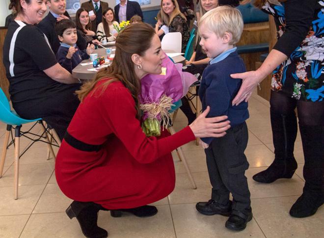 La duquesa de Cambirdge con vestido de Zara durante su visita al sur de Gales