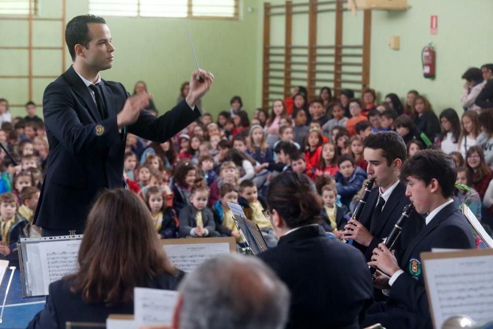 Concierto de la Banda de Música en el colegio Enrique Alonso bajo la dirección de Daniel Santos