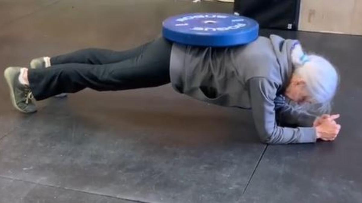 Una anciana en el gimnasio