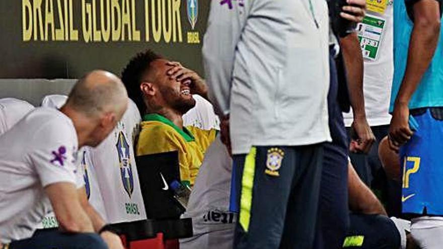 Neymar es lamenta a la banqueta del partit jugat a Brasília