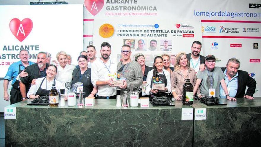 Foto de familia del I Concurso de Tortilla de Patatas de la provincia de Alicante, con Agustín Martínez y Carmen Canals como ganadores.