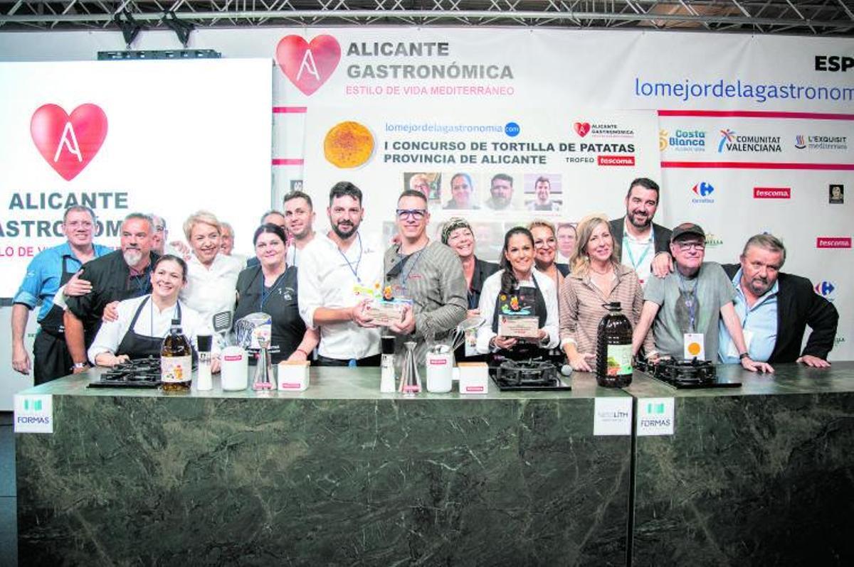 Foto de familia del I Concurso de Tortilla de Patatas de la provincia de Alicante, con Agustín Martínez y Carmen Canals como ganadores.