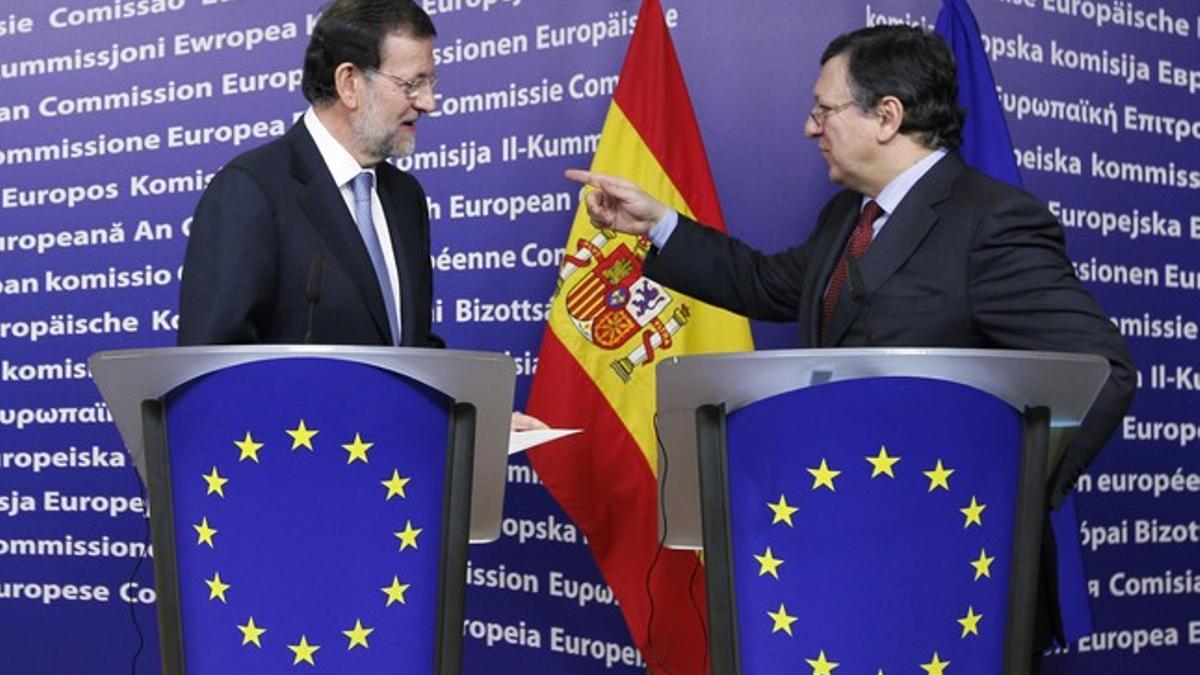 José Manuel Durao Barroso habla con Mariano Rajoy, el pasado enero, durante una rueda de prensa conjunta en Bruselas.