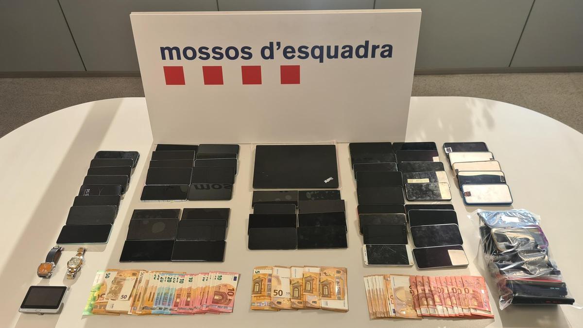 Imagen de los móviles sustraídos descubiertos en un domicilio de Esplugues por los Mossos d'Esquadra