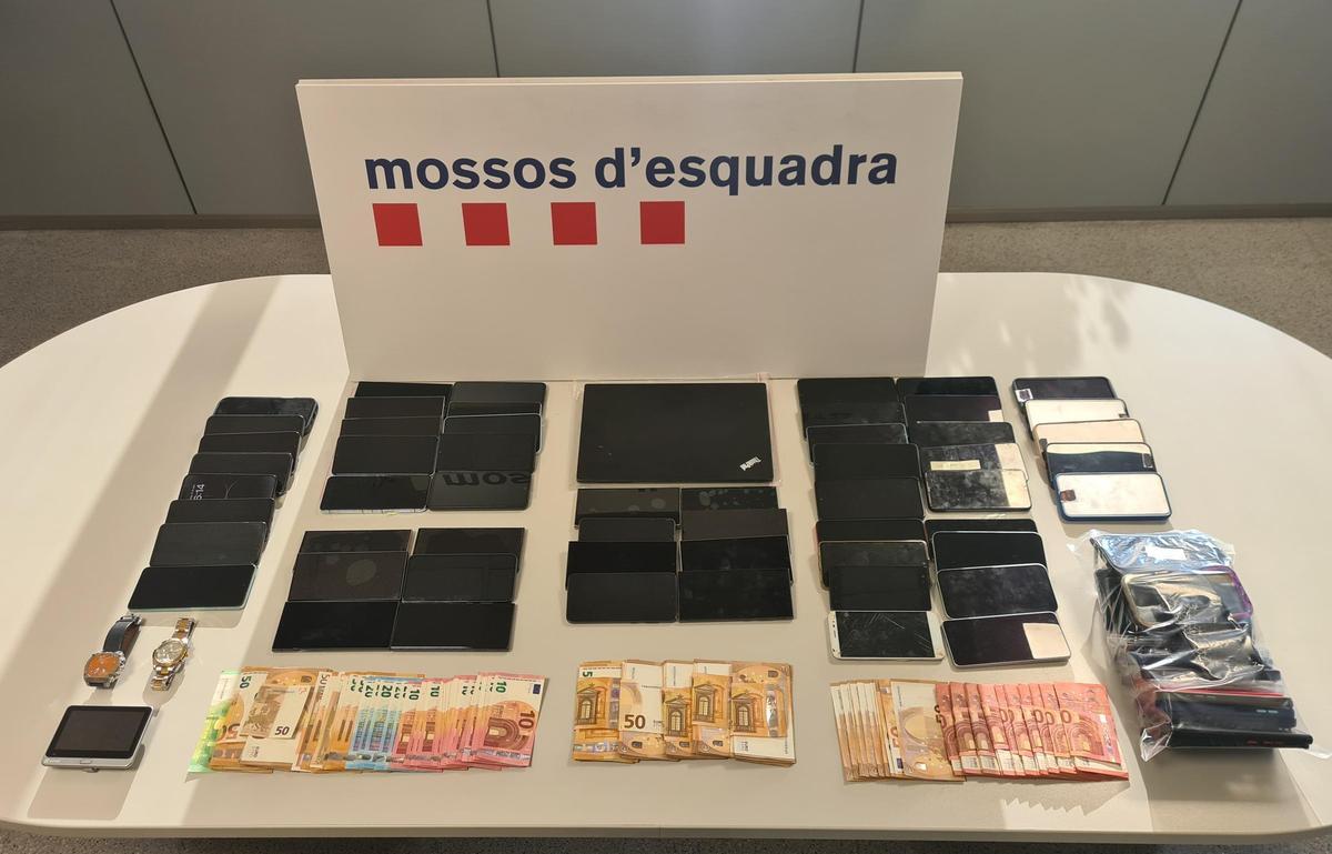 Imagen de los móviles sustraídos descubiertos en un domicilio de Esplugues por los Mossos d'Esquadra