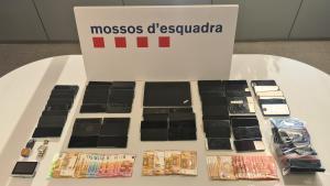 Imagen de los móviles sustraídos descubiertos en un domicilio de Esplugues por los Mossos dEsquadra