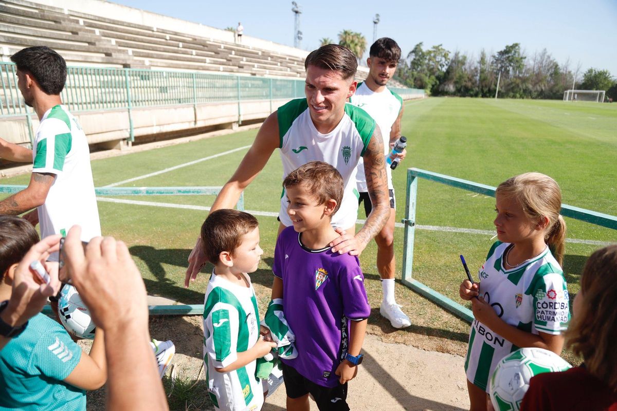 Álex Sala se fotografía con jóvenes cordobesistas antes de un entrenamiento de esta pretemporada.