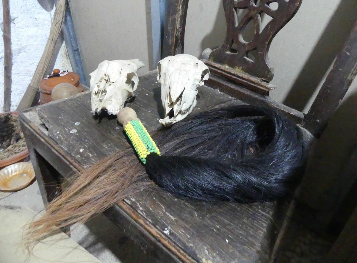 Objetos utilizados durante los rituales de la organización sectaria desmantelada por la Policía Nacional. | E.D.