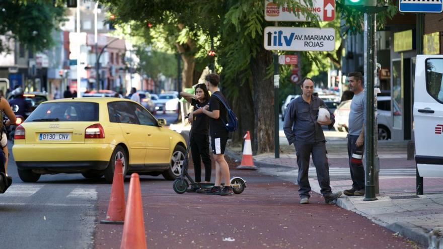 La construcción del carril bus empezó ayer. | JUAN CARLOS CAVAL