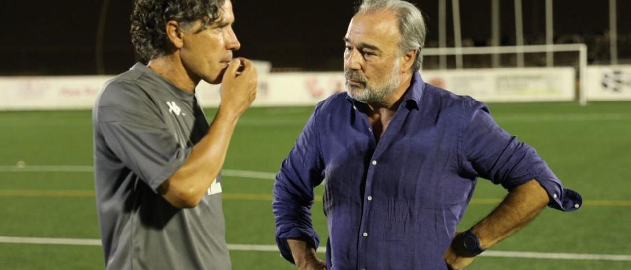 Antonio Palma, presidente del CD Ibiza, a la derecha, conversa con Raúl Garrido, técnico del club.