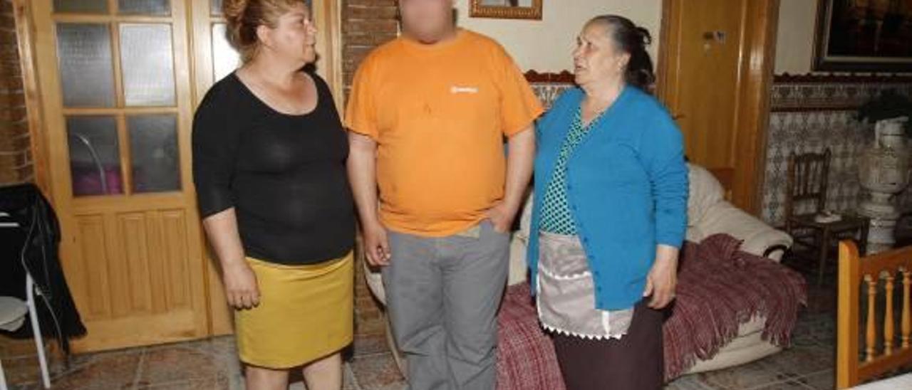 El menor, ayer con su madre y su abuela, en la casa del barrio de Villarrubia en Carlet.