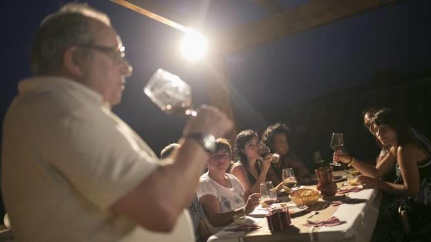 El anfitrión, Vicent Flors, con parte de sus invitados durante la cata.