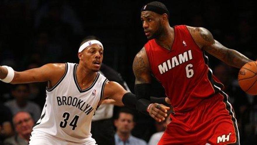 James trata de penetrar ante Pierce.
