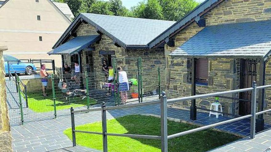 Varios turistas disfrutan de una casa rural en El Puente de Sanabria.